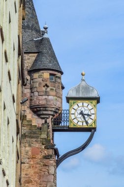 Edinburgh, İngiltere - 06 Nisan 2015 - eski vintage saat Edinburgh Castle yakınındaki