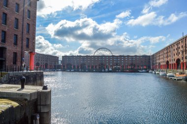 Liverpool, İngiltere - Nisan 03 - ön görünümü Albert Dock Liverpool Echo göz ile
