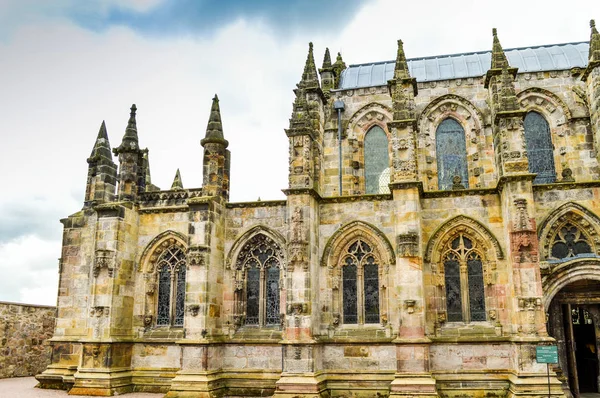 Edinburgh, Storbritannien - April 06 - Rosslyn Chapel sidovy — Stockfoto