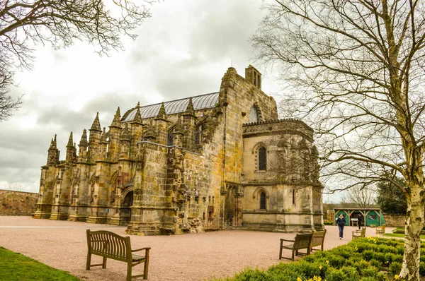 Edinburgh, Storbritannien - 06 April 2015 - Rosslyn Chapel personer besöka — Stockfoto