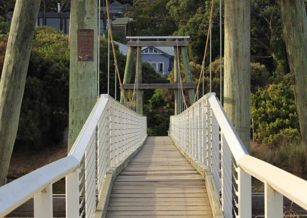 木造の橋と遊歩道 — ストック写真