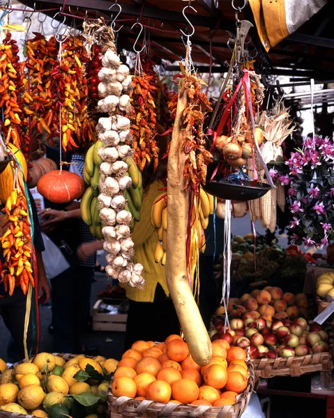 Stoisko drogowe sprzedające Chillies, czosnek i różne inne przyprawy i warzywa, wybrzeże Amalfi, Włochy. — Zdjęcie stockowe