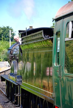 Lswr T9 sınıf 4-4-0 buharlı tren ile kabin dışarı Corfe seyir makinist tren istasyonunda.