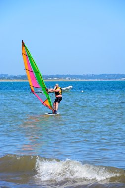 Plaja Studland Bay yakın dalgaları sürme adet Rüzgar Sörfü.