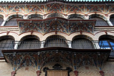 İpek Loncası Evi'nin (Casa del Gremio de la Seda), Ecija, İspanya'nın önünde kemerli pencereler ve süslü freskler.