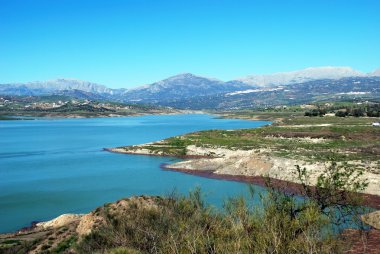 Lake Vinuela görünümü ile dağların arkasına, La Vinuela, İspanya.