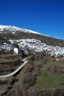 Arka, Trevelez, İspanya Sierra Nevada karla kaplı dağlar ile beyaz köy görünümü.