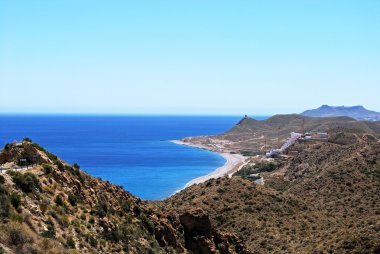 Mojacar ve Carboneras arasındaki sahil şeridi boyunca görünüm, Mojacar, İspanya.