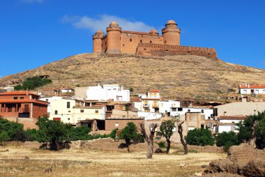 Beyaz kasabanın üzerindeki kalenin (Castillo de La Calahorra) manzarası, La Calahorra, İspanya.