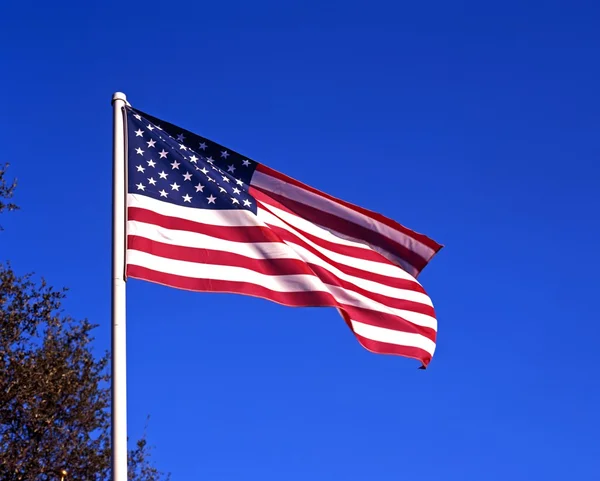 Amerika Birleşik Devletleri bayrağı mavi gökyüzüne karşı, ABD. — Stok fotoğraf