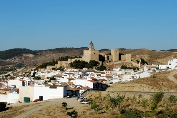 Fortaleza do castelo com moradias em primeiro plano, Antequera, Espanha . — Fotografia de Stock