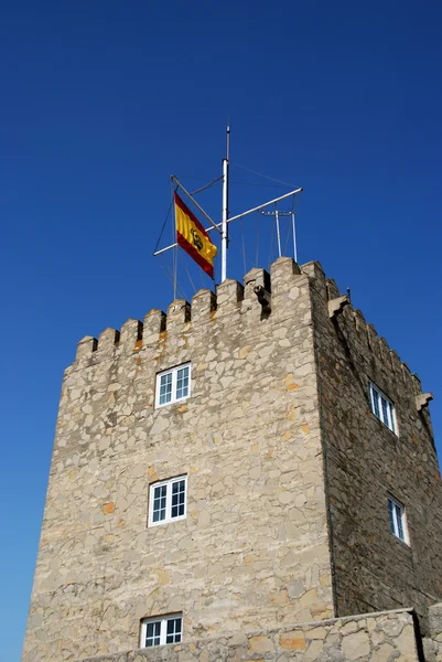 Harbour mesterek Office spanyol zászlóval a tetején, Puerto Sotogrande, Spanyolország. — Stock Fotó