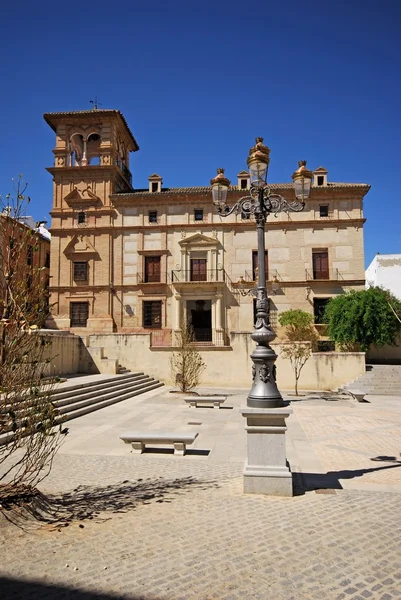 Stadtmuseum (palacio de najera) mit der Plaza guerrero munoz, antequera, spanien. — Stockfoto