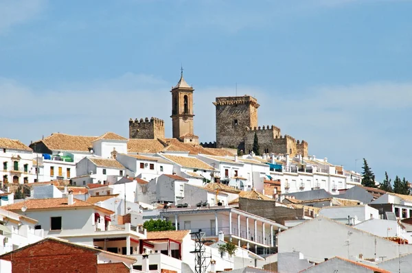 Általános kilátás a városra, templomra és kastélyra dombon, Espejo, Spanyolország. — Stock Fotó