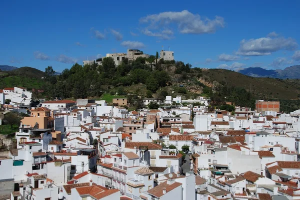 Vista general de la ciudad, el castillo y el campo circundante, Monda, España . — Foto de Stock