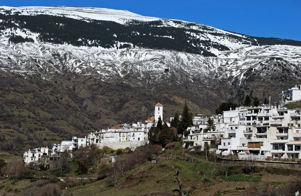 Gesamtansicht von Dorf und schneebedeckten Bergen, Capileira, Spanien. — Stockfoto