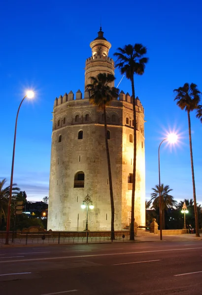 Торре-дель-Оро (башта золота) загорілася в сутінках, Севілья, Іспанія. — стокове фото