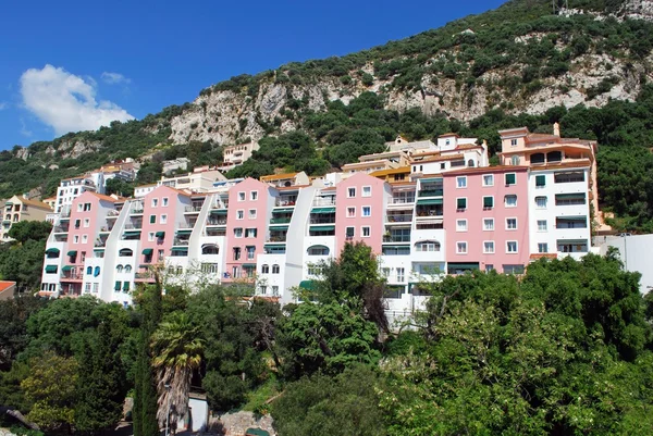 Nowoczesny apartament bloki czepiając się skał, Gibraltar. — Zdjęcie stockowe