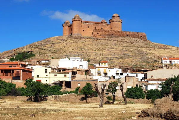 View of the castle (Castillo de La Calahorra) above the white town, La Calahorra, Spain. — Stock Photo, Image