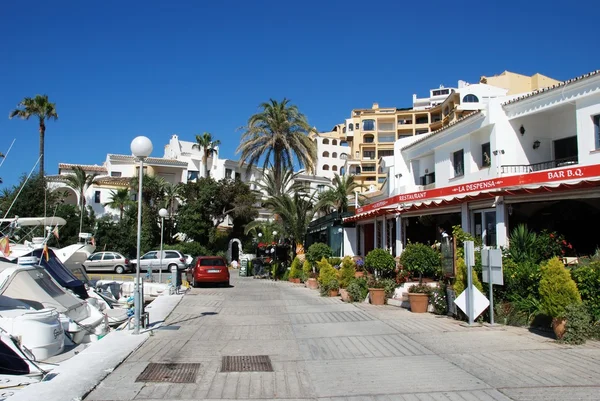 İç limandaki barlar ve restoranlar, Puerto Cabopino, İspanya. — Stok fotoğraf