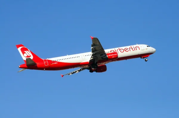 Air Berlin Airbus A-321 despegando desde el aeropuerto de Málaga . —  Fotos de Stock