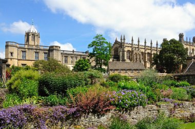Anıt bahçelerden görülen Christ Church koleji ve Katedrali manzarası, Oxford.