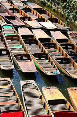Punts Cherwell nehri boyunca demirlemiş, Oxford.