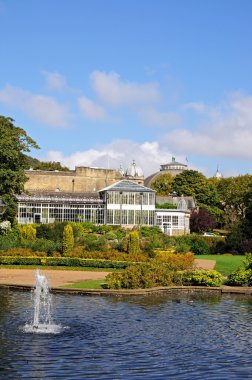 Pavilion binaları ve Pavilion Gardens Opera House yan, Buxton.