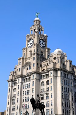 Ön planda Kral Edward Vii heykeli ile Pier Head Kraliyet Karaciğer Binası, Liverpool.