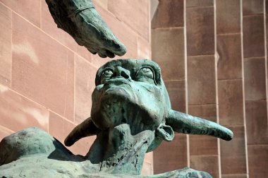 St Michaels ayak altında Devils baş (Michael ve Şeytan) yeni Katedrali, Coventry duvarında.