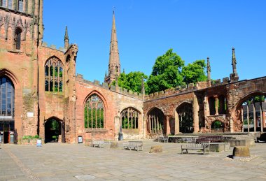 Arka, Coventry Holy Trinity Kilisesi kule ile eski Katedral harabe içinde görünümü.