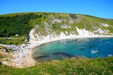 Plaj, Lulworth Koyu zevk ile koya doğru yamaç aşağı bakarak görünümü.