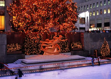 Noel'de Rockefeller Plaza'da buz pateni pisti ve Prometheus heykeli, New York