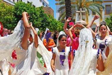 Plaza de la Iglesia, Romeria San Bernabe, Marbella geleneksel elbise dans kızlar.