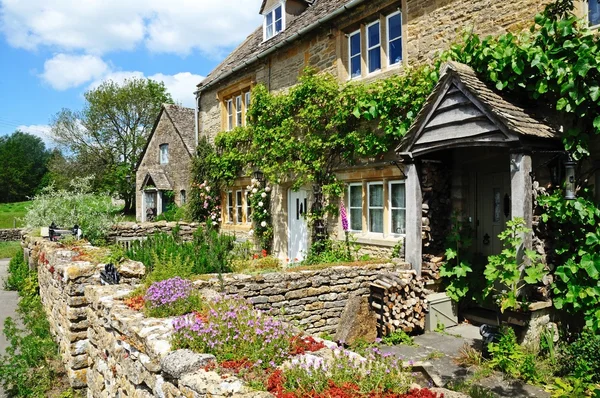 Pretty stone cottages in the centre of the village, Lower Slaughter.