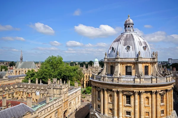 A Radcliffe kamera és az azt körülvevő épületek magaslati nézete, Oxford. — Stock Fotó