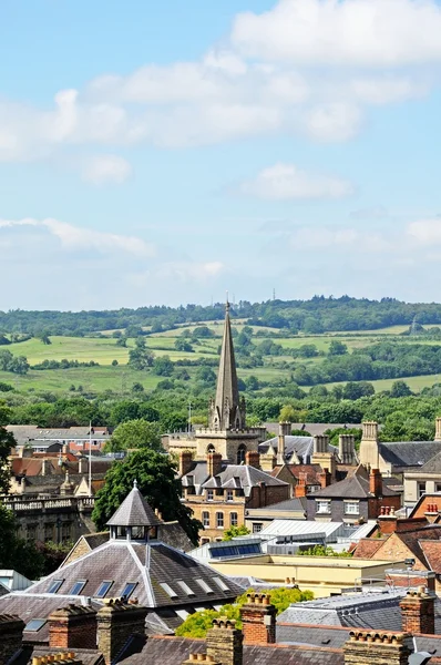 Vista sobre os telhados da cidade da igreja universitária de St Mary Spire, Oxford . — Fotografia de Stock