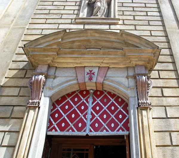 St Francis Seraphicus Church doorway (Church of the Knights of the Cross), Prague. — Stock Photo, Image