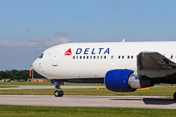 Delta Airlines Boeing 767 taxiën op Manchester Airport. — Stockfoto
