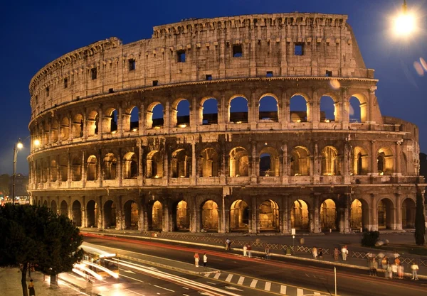 Uitzicht op het Colosseum bij nacht, Rome. — Stockfoto