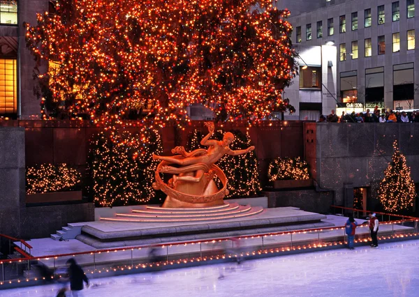 Noel'de Rockefeller Plaza'da buz pateni pisti ve Prometheus heykeli, New York
