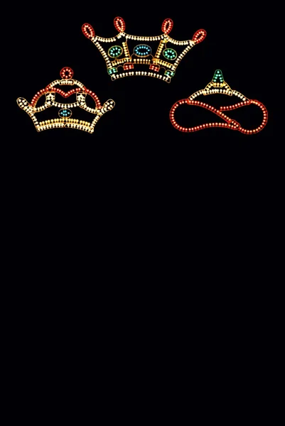 Короны трех королей на черном фоне с копировальным пространством — стоковое фото