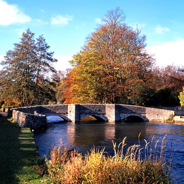Il ponte Sheepwash sul fiume Wye in autunno, Ashford-in-the-Water . — Foto Stock