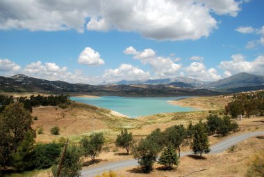 Lake Vinuela, Endülüs, İspanya karşısında görünümü.