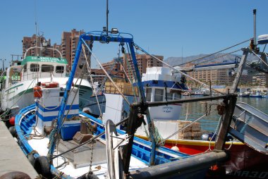 Geleneksel balıkçı tekneleri ve balıkçı tekneleri ve liman, Fuengirola, İspanya.