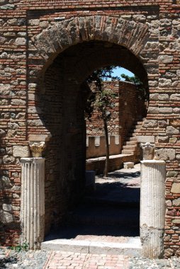 Sütun Gate (Puerta de las columnas) Malaga bir şatoda, Malaga, İspanya.