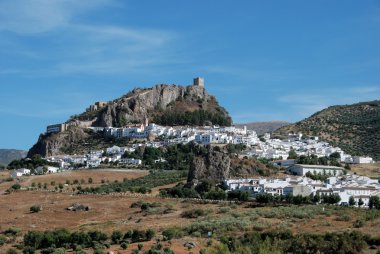 Bir kale üstünde tepe, Zahara de la Sierra, İspanya ile şehrin görünümü.