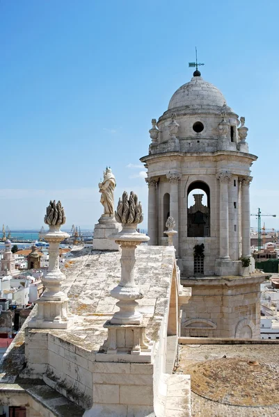 东部的钟塔和屋顶雕像上的大教堂，西班牙加的斯. — 图库照片
