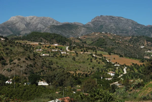 Country houses and surrounding landscape near Tolox, Spain. — Stock Photo, Image