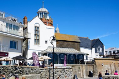 Arkaya, Lyme Regis Lyme Regis Müzesi ve şehir binaları ile silah Cliff yürüyüş boyunca sahil duvar.